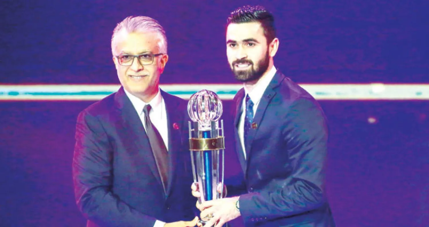 عمر خريبين خلال تتويجه بجائزة «أفضل لاعب آسيوي» لعام 2017 أمس (أ.ف.ب)