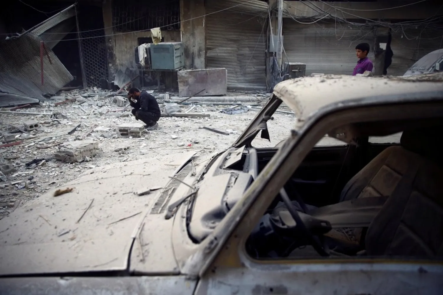 Syrian residents are seen reacting after shelling in Douma, in the eastern Damascus suburb of Ghouta, Syria November 17, 2017. (Reuters)