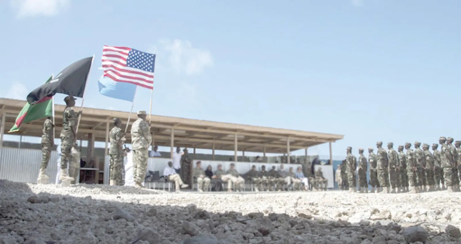 صورة وزعتها «أفريكوم» لقوات أميركية تدرب جنوداً صوماليين في مقديشو