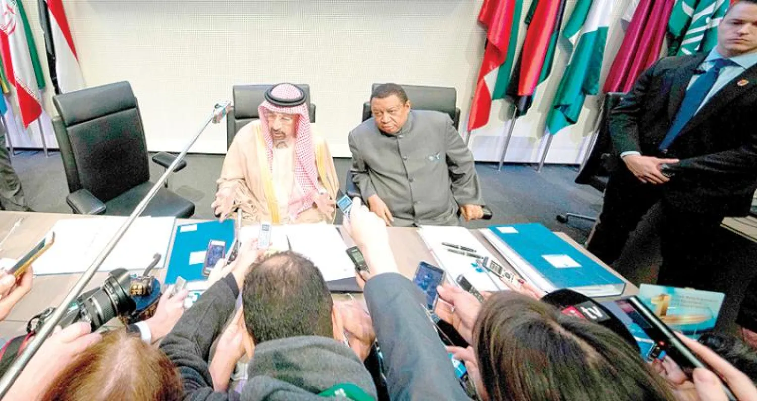 وزير الطاقة السعودي خالد الفالح والأمين العام لـ{أوبك} محمد باركيندو خلال مؤتمر صحافي في فيينا أمس (رويترز)