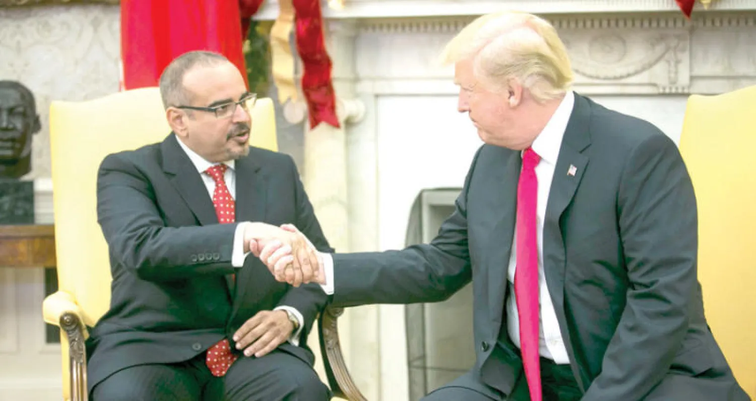 الرئيس الأميركي مستقبلا ولي العهد البحريني في البيت الأبيض أمس (أ.ف.ب)