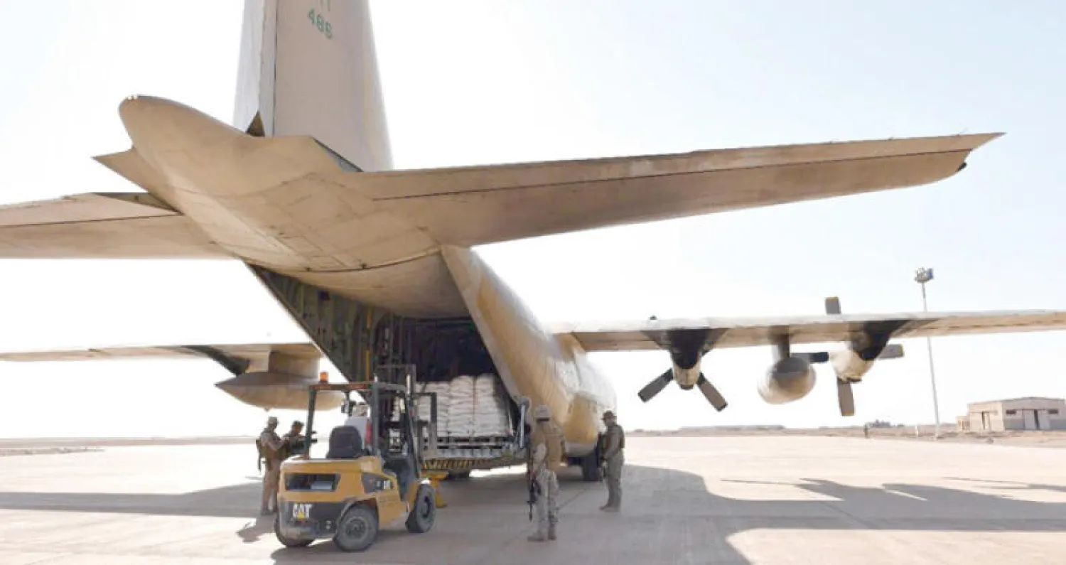 أول طائرة محملة بالمساعدات تحط في مطار الغيظة (واس)