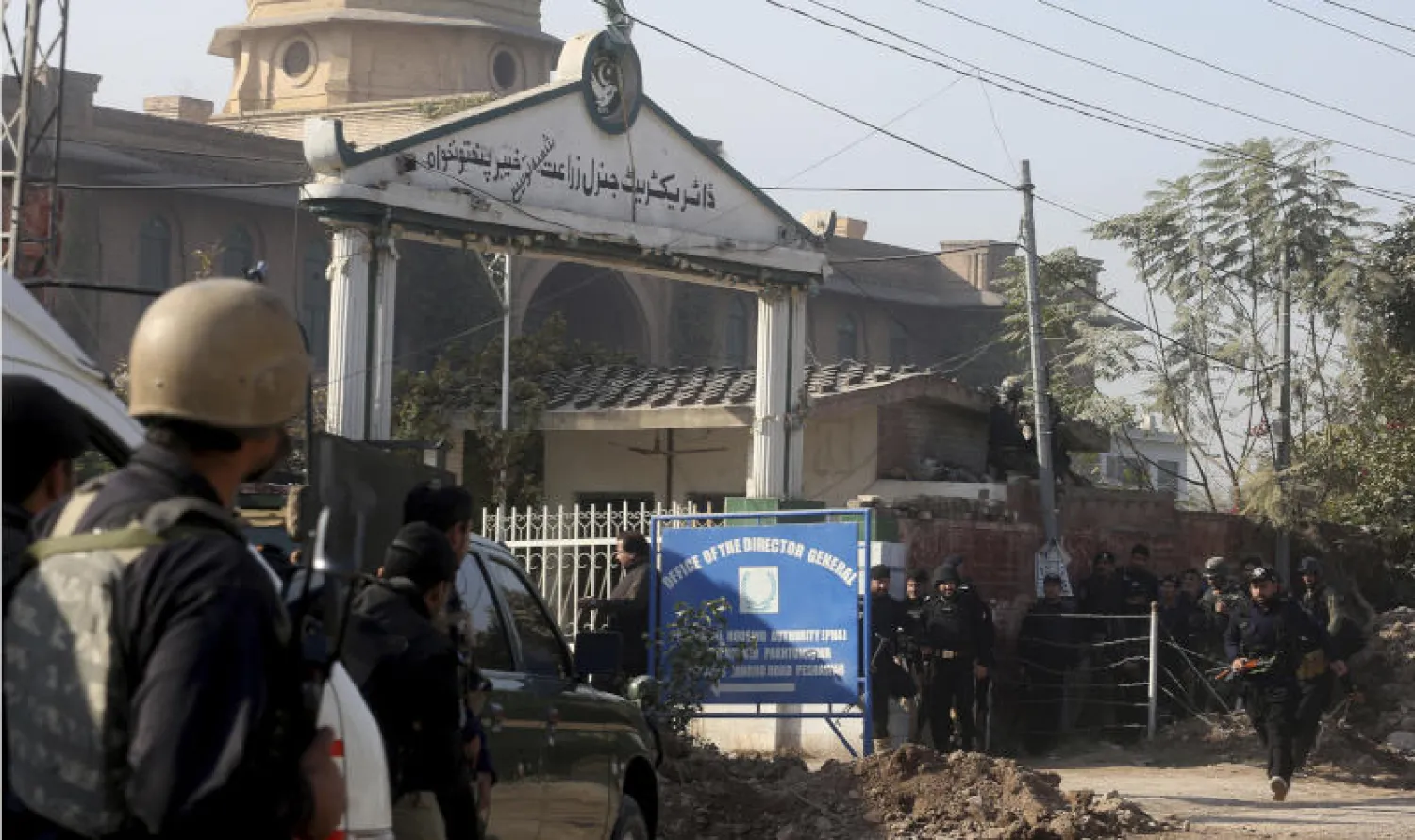 قوات الجيش الباكستاني تتخذ مواقعها خارج كلية الزراعة بعد هجوم طالبان (أ.ب)