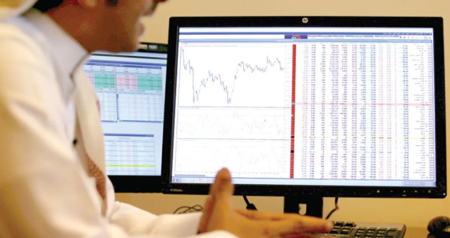 مستثمر يتابع مؤشر سوق الاسهم في البورصة السعودية بالرياض (رويترز)