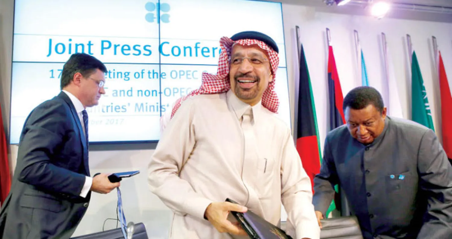 وزير الطاقة السعودي خالد الفالح ونظيره الروسي (يسار) وامين عام {أوبك} عقب مؤتمر صحافي مشترك (رويترز)