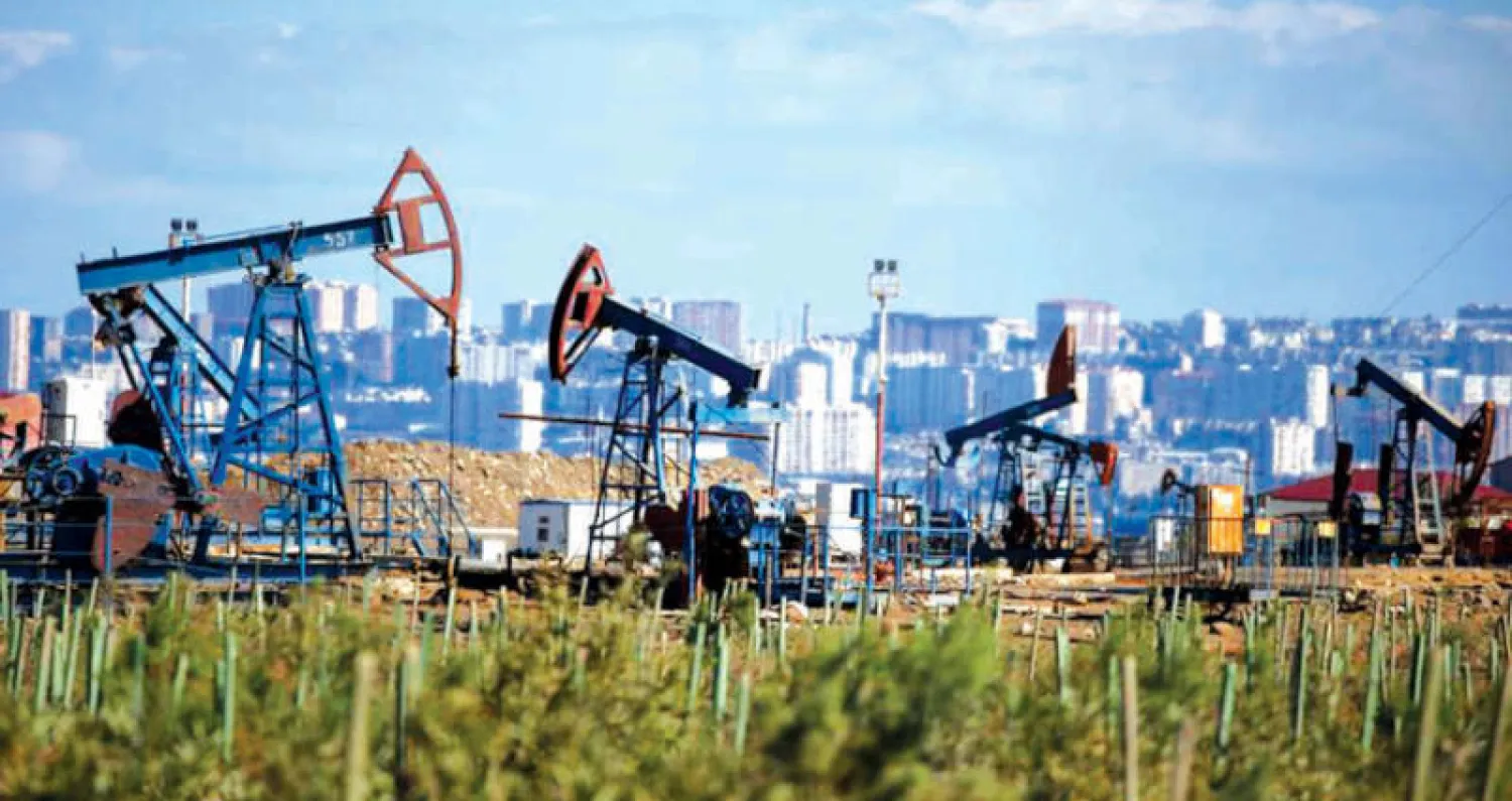 حفارات نفطية في حقل للنفط بباكو يوم 5 أكتوبر 2017 (رويترز)