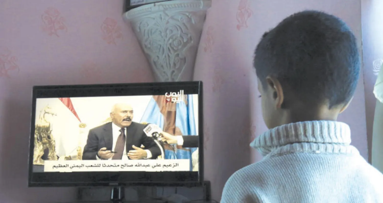 فتى يتابع خطاباً متلفزاً للرئيس اليمني السابق علي عبد الله صالح أمس (إ.ب.أ)