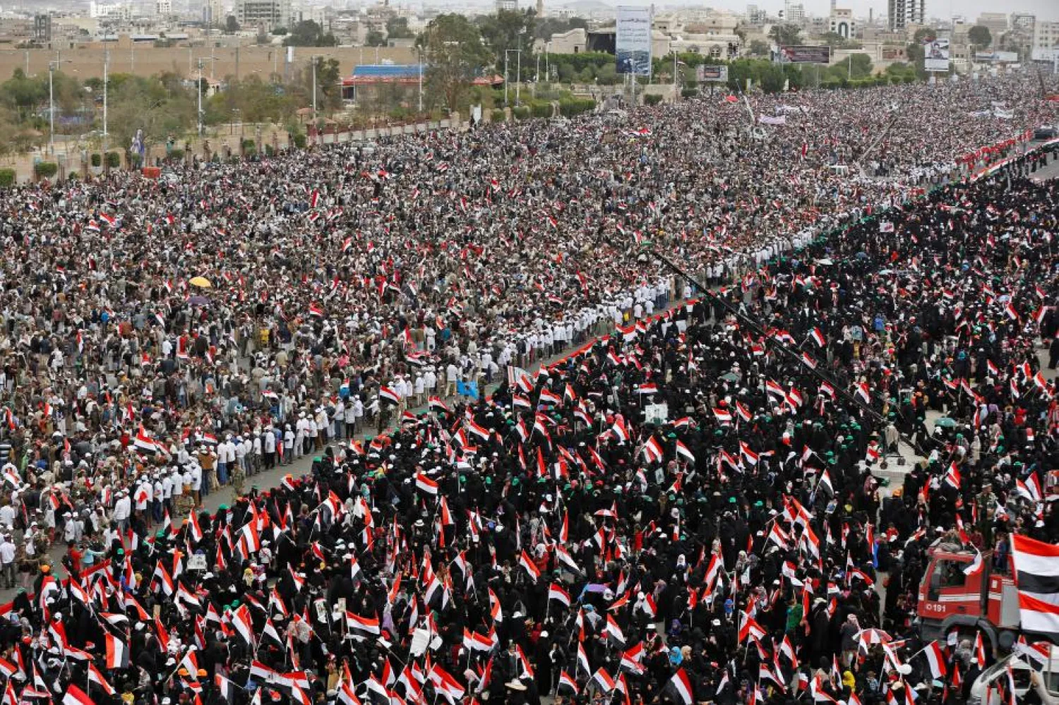 Supporters of former Yemeni President Ali Abdullah Saleh rally in Sana'a in March.(Reuters)