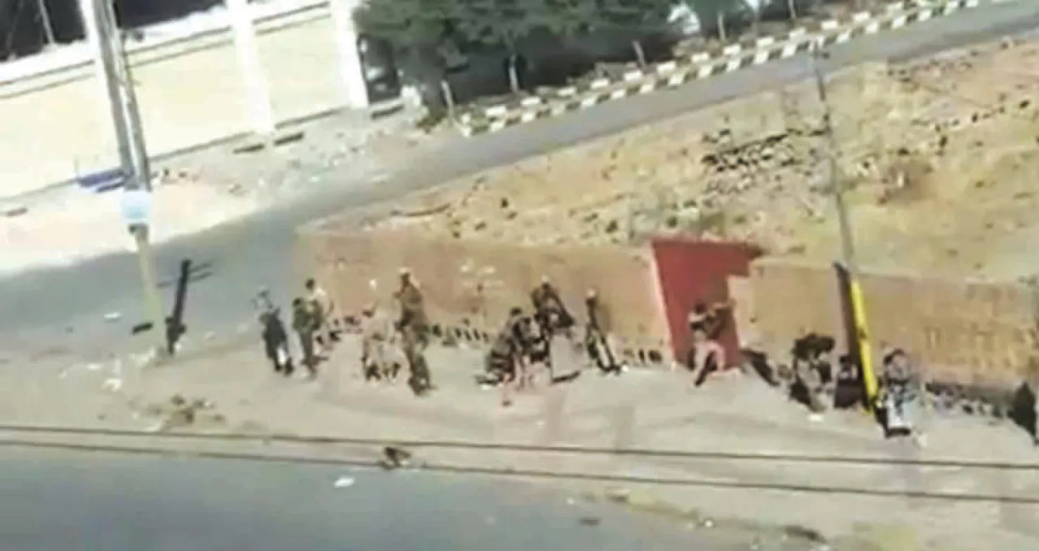 حوثيون يحتمون من نيران قوات المؤتمر الشعبي في صنعاء أمس (أ.ف.ب)