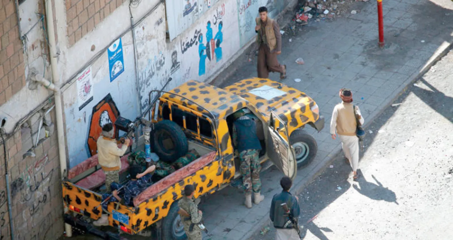 عناصر حوثية لدى خوضها اشتباكاً مع قوات «المؤتمر» في صنعاء أمس (أ.ف.ب)