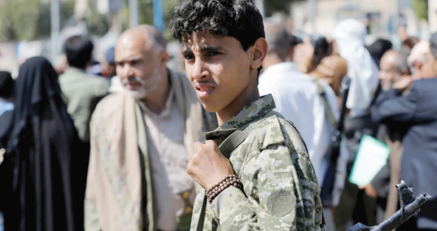 طفل يحارب بصفوف ميليشيات الحوثي في صنعاء أمس (رويترز)