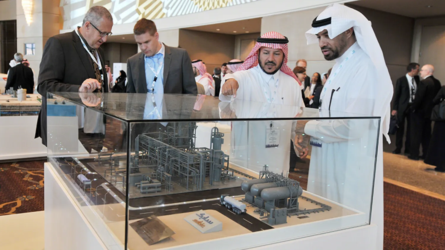 Delegates inspecting a model of a CCS plant at the Carbon Sequestration Leadership Forum in Riyadh, Saudi Arabia on November 4. (IISD reporting services)