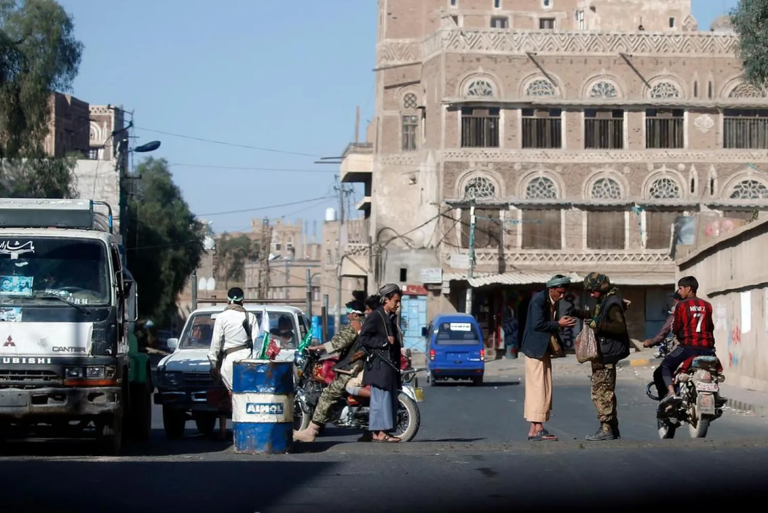 Houthi militants man a checkpoint in the Yemeni capital Sana’a on December 2, 2017, during clashes with supporters of Yemeni ex-president Ali Abdullah Saleh. (AFP)
