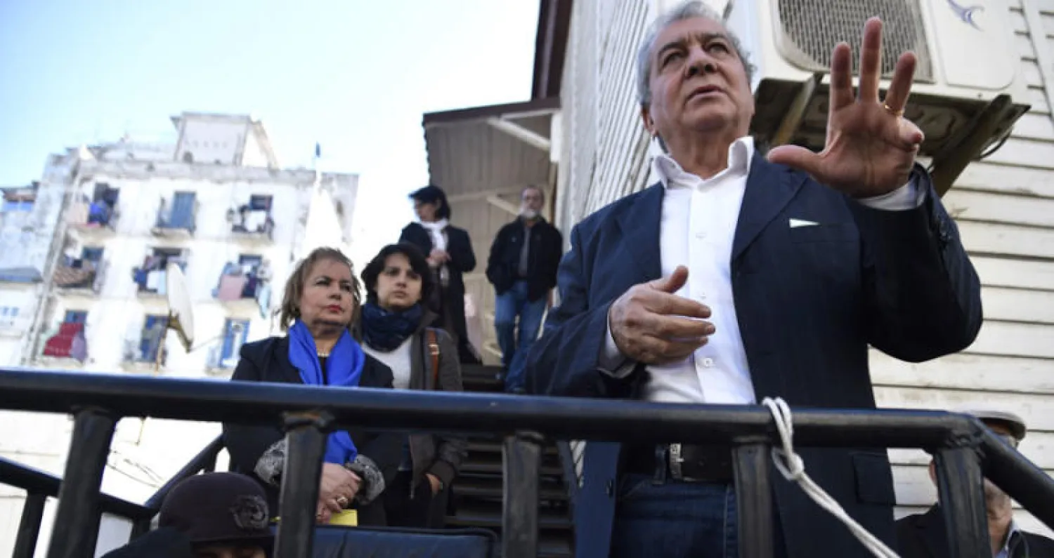 حدة حزام مديرة صحيفة «الفجر» أثناء إضرابها عن الطعام لمدة أسبوع ويساندها مالك الصحيفة عمر بلهوشات (أ.ف.ب)