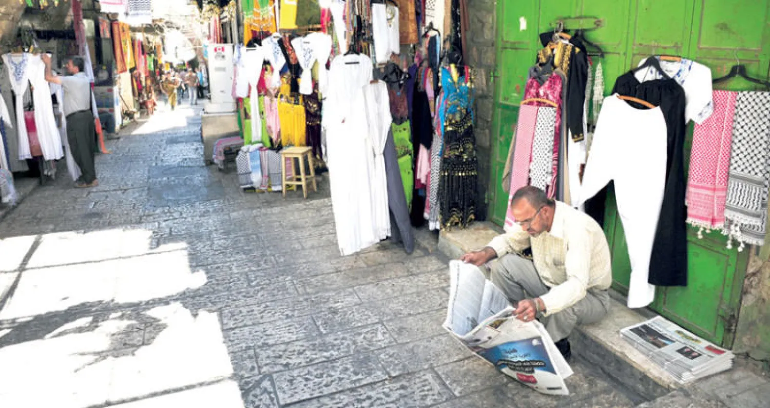 الكاتب أم الأخبار... أيهما يجذب القراء؟