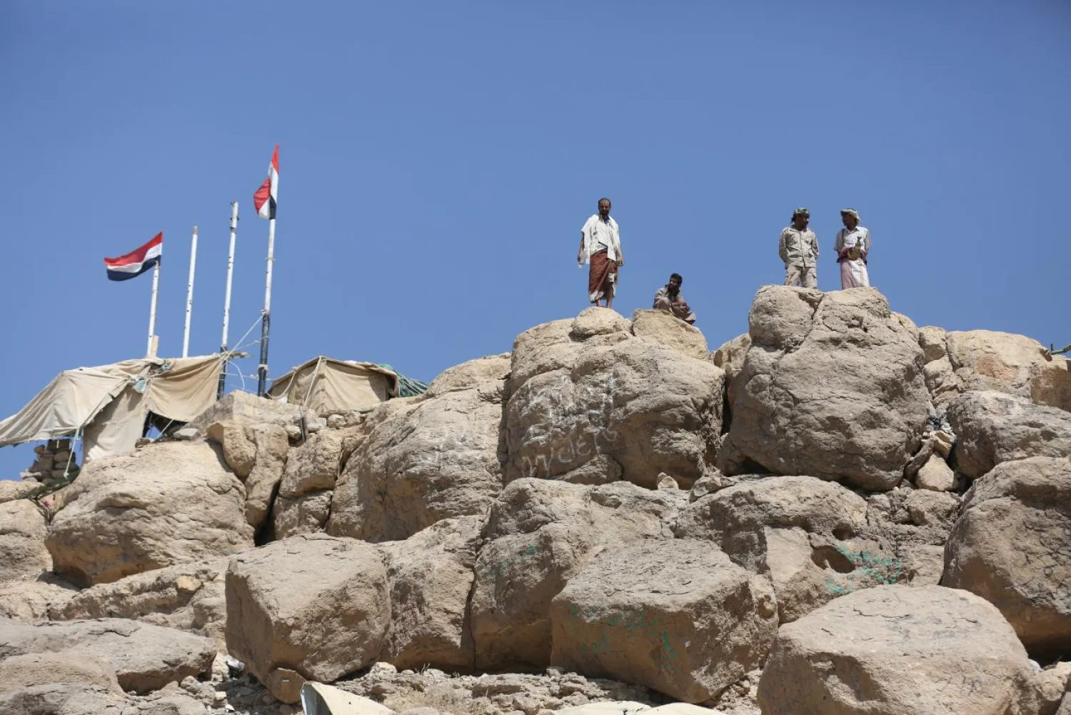 Pro-government soldiers stand at their position overlooking the Marib Dam near the the northern city of Marib, Yemen November 3, 2017. (Reuters)