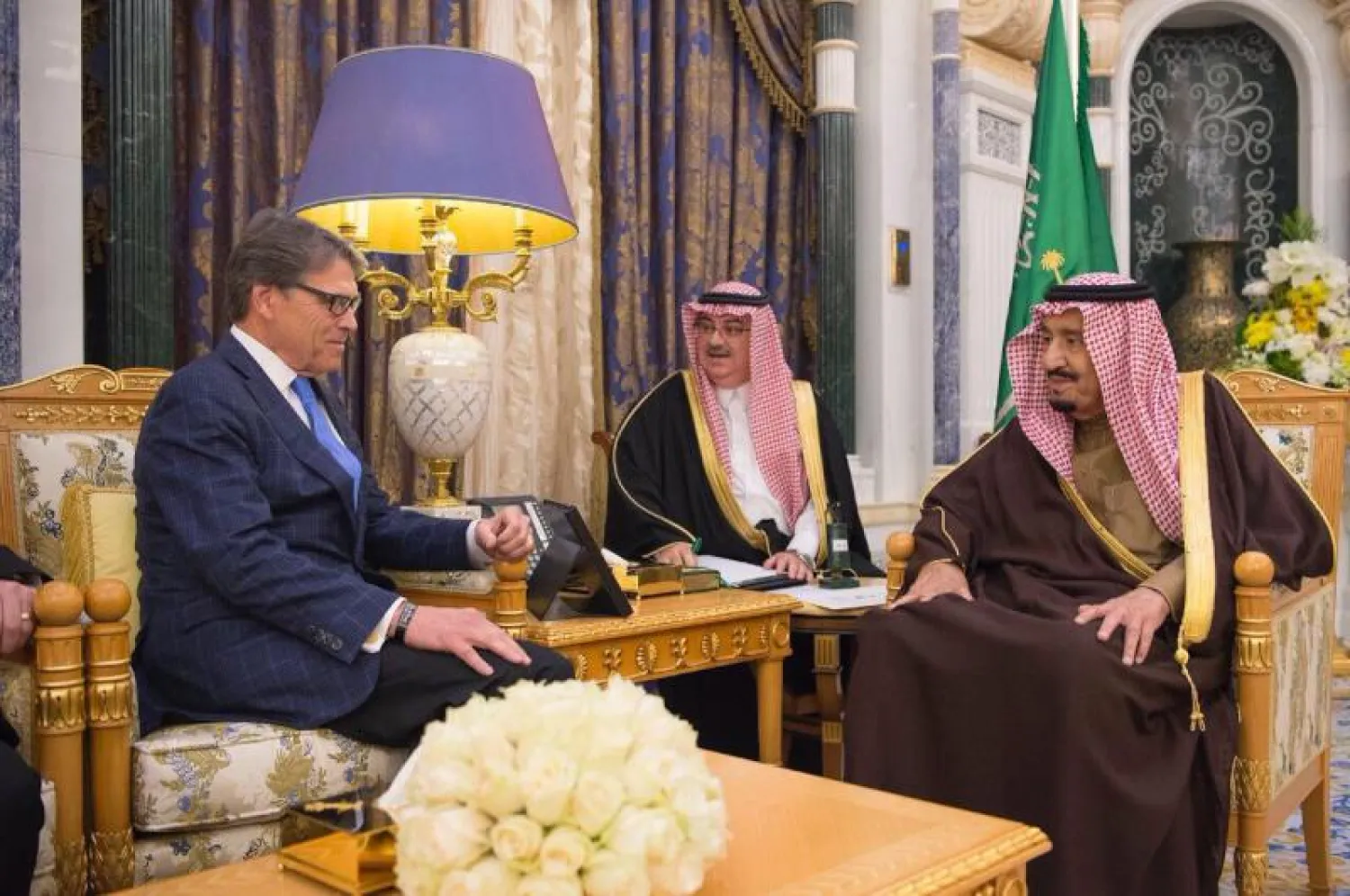 خادم الحرمين خلال استقباله وزير الطاقة الاميركي (واس)