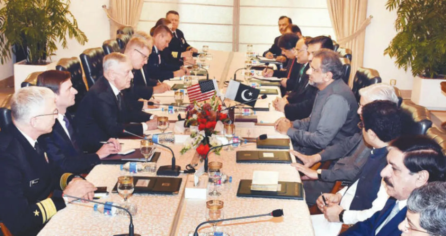 وزير الدفاع الأميركي جيمس ماتيس في جلسة مباحثات مع رئيس الوزراء الباكستاني شهيد خاقان عباسي في العاصمة إسلام آباد أمس (إ.ب.أ)