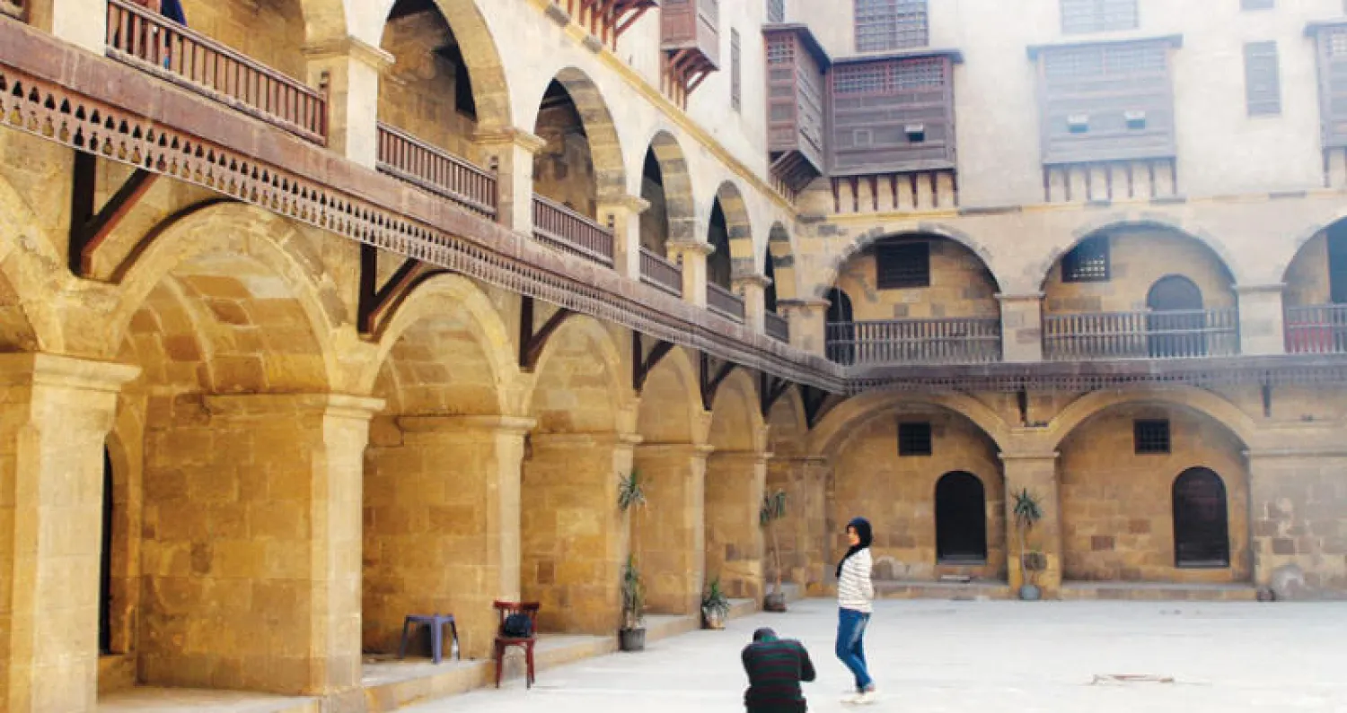 تم بناء الوكالة بحيث تتركز كل العناصر التجارية والمعيشية حول صحن مستطيل الشكل ومكشوف من أعلى