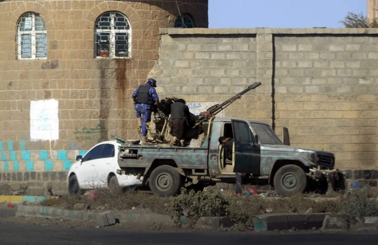 Houthi fighters man an anti-aircraft gun during clashes with supporters of Yemeni ex-president Ali Abdullah Saleh in the Yemeni capital Sana’a, December 2, 2017. (MOHAMMED HUWAIS/AFP)