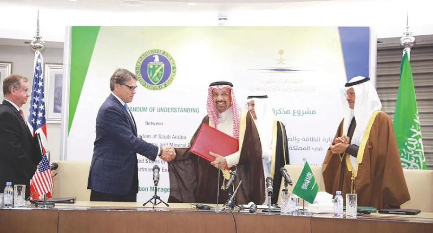 وزير الطاقة السعودي خالد الفالح ونظيره الأميركي ريك بيري خلال المؤتمر الصحافي أمس (واس)