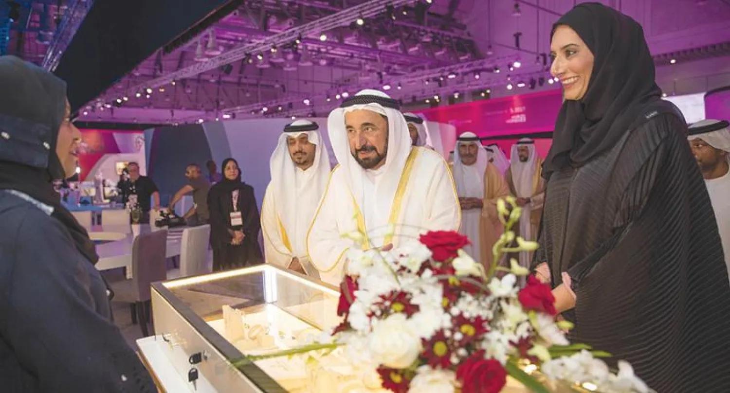 الشيخ سلطان القاسمي يستمع لإحدى المشاركات في القمة أمس (وام)