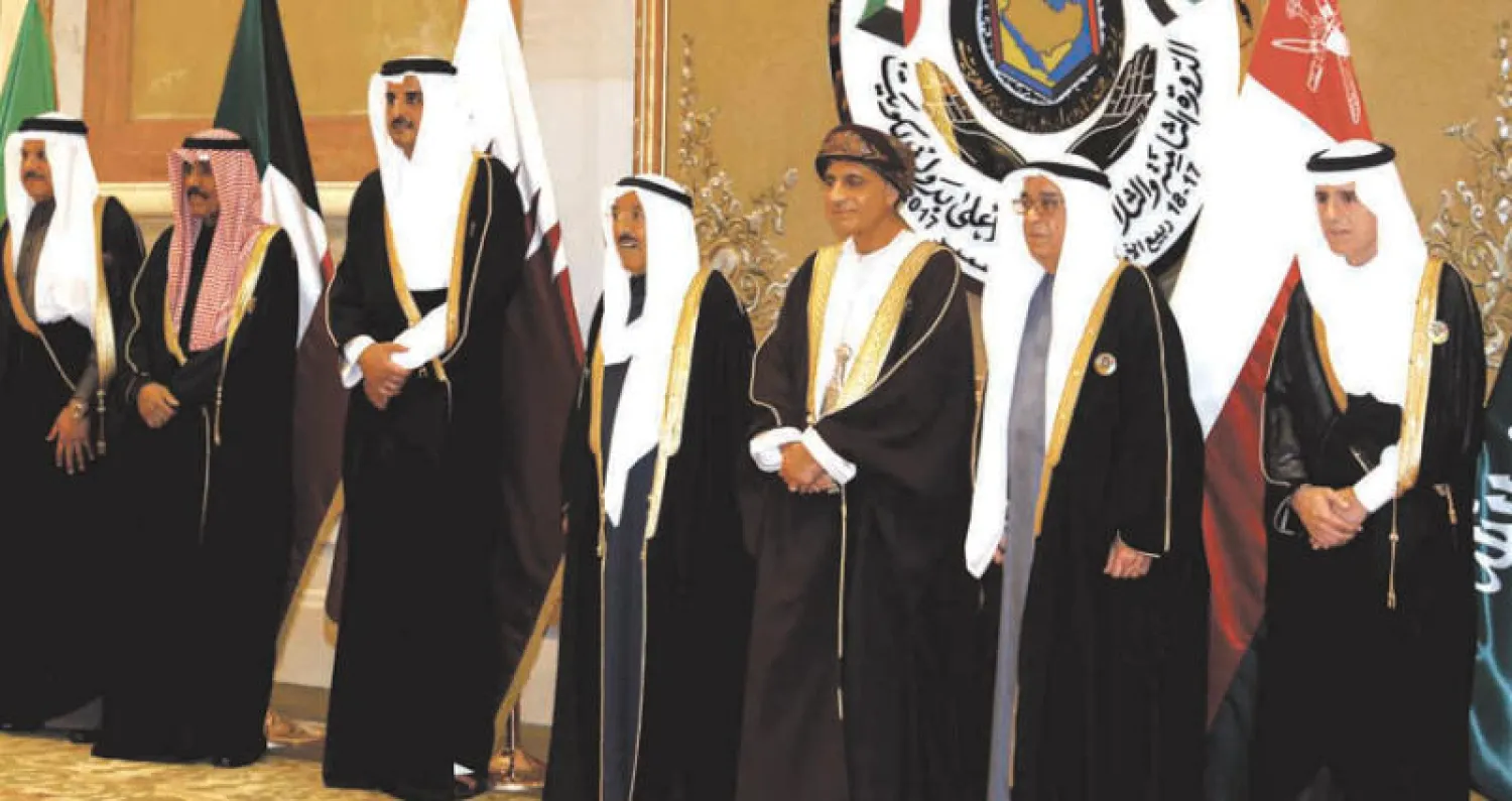 ممثلو دول مجلس التعاون في صورة جماعية خلال قمة الكويت أمس (رويترز)