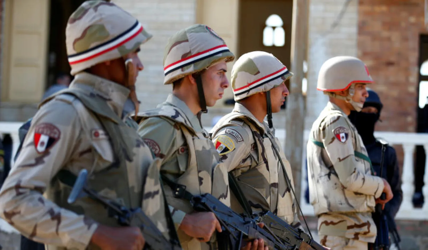 عناصر من قوات الأمن المصرية في محيط مسجد الروضة ببئر العبد (رويترز)