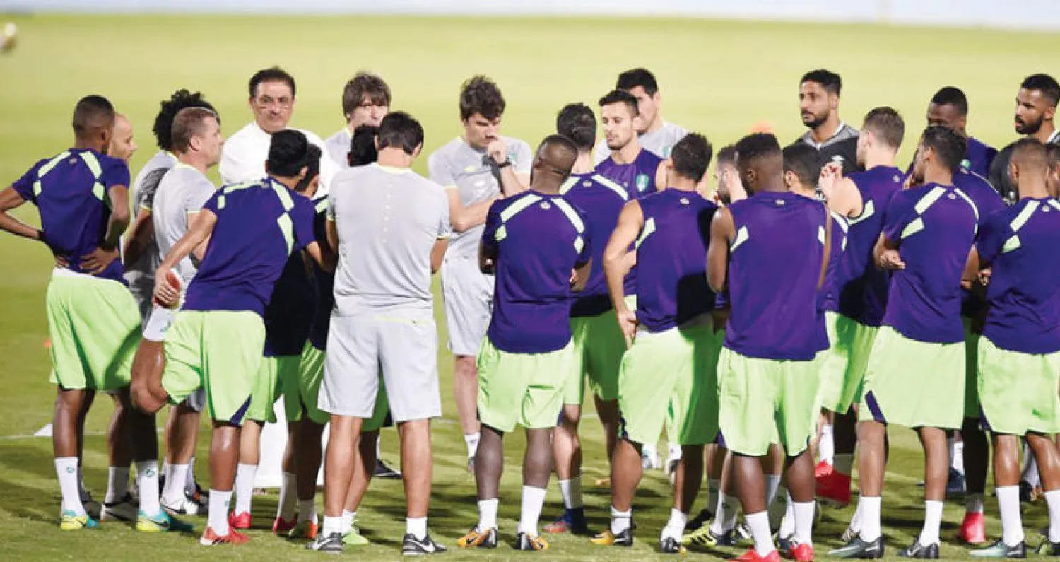 ريبروف خلال اجتماعه مع اللاعبين قبل بدء التدريبات (المركز الإعلامي بالنادي الأهلي)