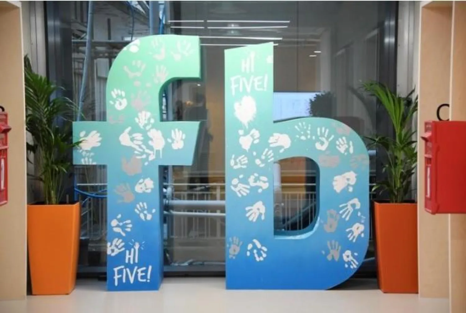 «فيسبوك» يطلق «ماسنجر كيدز» (رويترز)