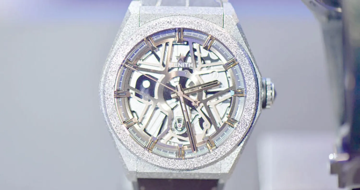 ساعة «زينيث ديفاي لاب»