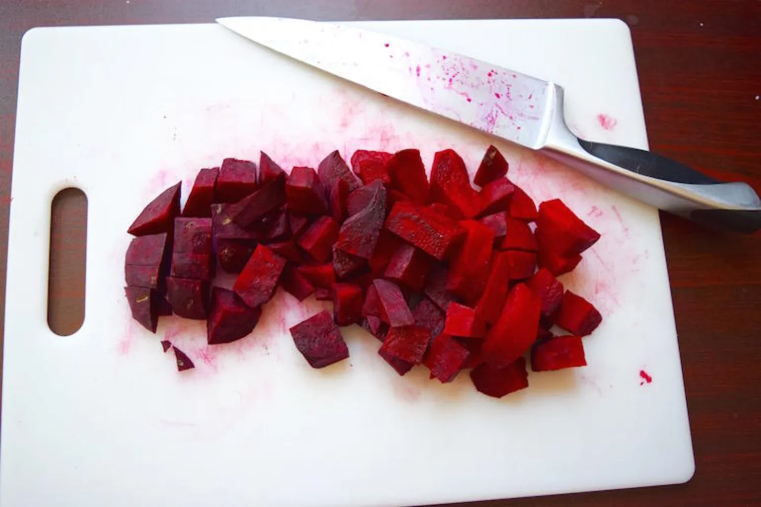 الشمندر يترك أثرا مزعجا على لوح التقطيع