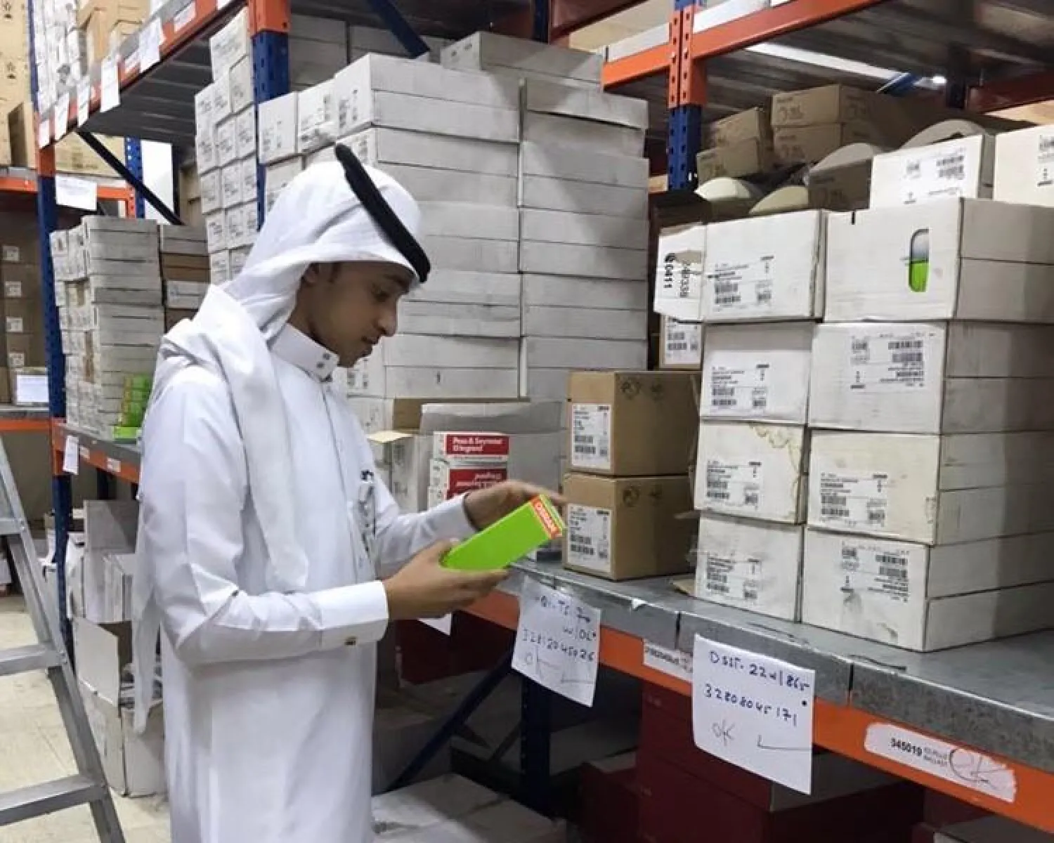 الفرق الرقابية أثناء جولاتها على المستودعات المخالفة («الشرق الأوسط»)