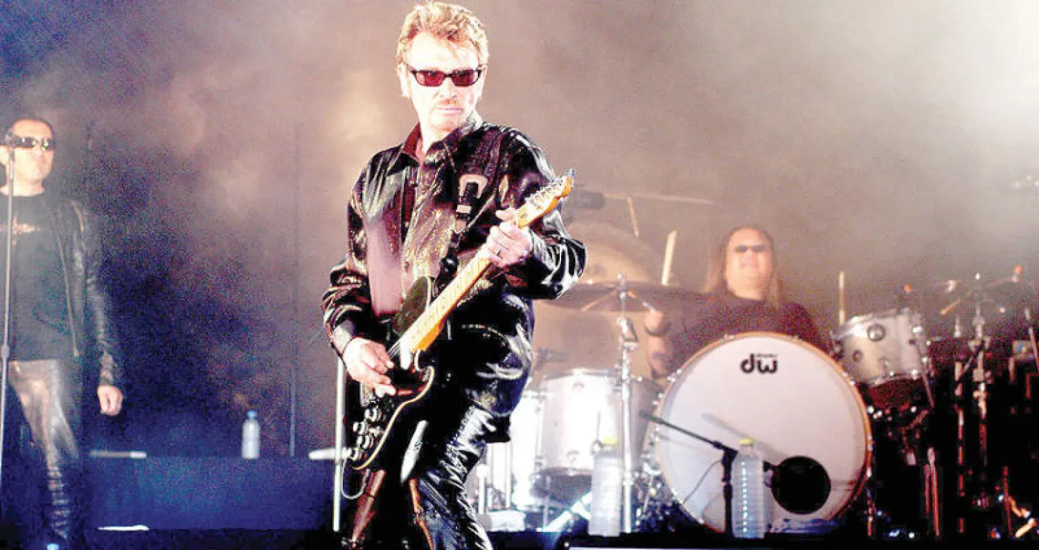 جوني هاليداي في إحدى حفلاته في جزيرة ريونيون بالمحيط الهندي (أ.ف.ب)