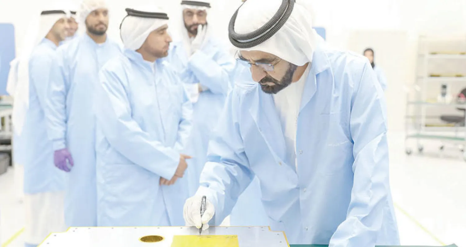 الشيخ محمد بن راشد في صورة أرشيفية بمركز متخصص لعلوم الفضاء في الإمارات («الشرق الأوسط»)