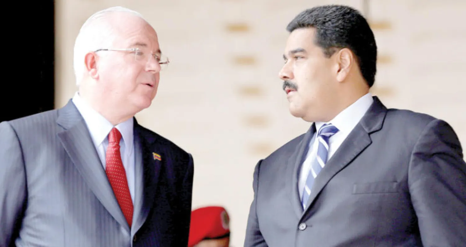 الرئيس الفنزويلي نيكولاس مادورو ورافائيل راميريز الدبلوماسي الفنزويلي المستقيل (رويترز)