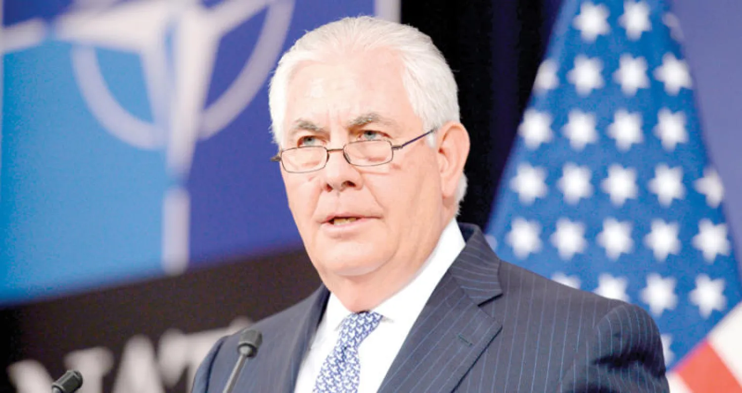 وزير الخارجية الأميركي ريكس تيلرسون يتحدث للصحافيين في نهاية اجتماع وزراء خارجية «الناتو» بمقر الحلف في بروكسل أمس (أ.ف.ب)