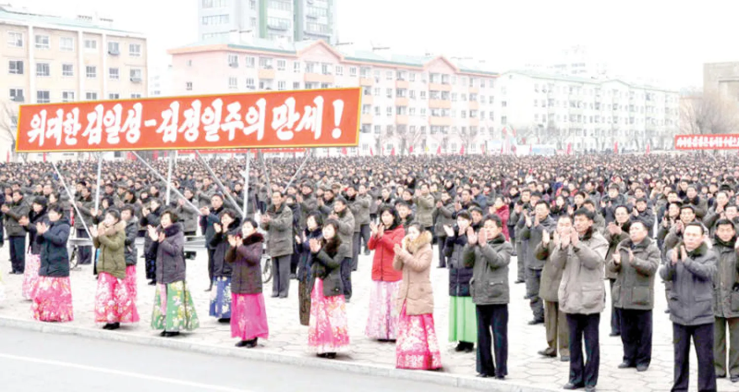صورة نشرتها الوكالة الكورية الرسمية تظهر كوريين شماليين يحتفلون بإعلان بلادهم «قوة نووية» (رويترز)