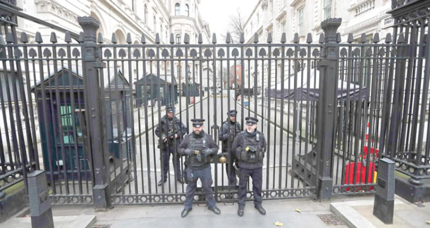 شرطيون أمام البوابات المؤدية إلى مقر رئاسة الوزراء في 10 داونينغ ستريت في لندن أمس (أ.ف.ب)
