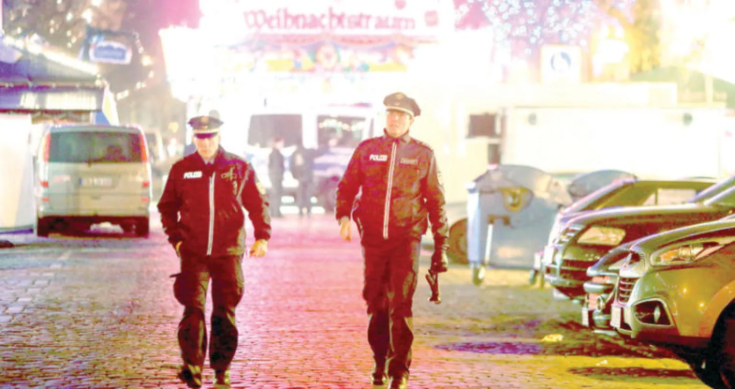 رجال شرطة يجوبون سوقاً لأعياد الميلاد قرب برلين خشية وقوع هجمات إرهابية (أ.ف.ب)