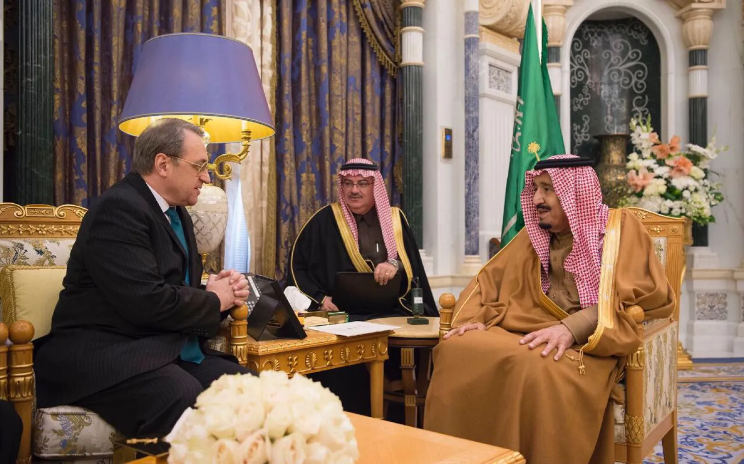 The Custodian of the Two Holy Mosques welcomes the Russian envoy. SPA photo