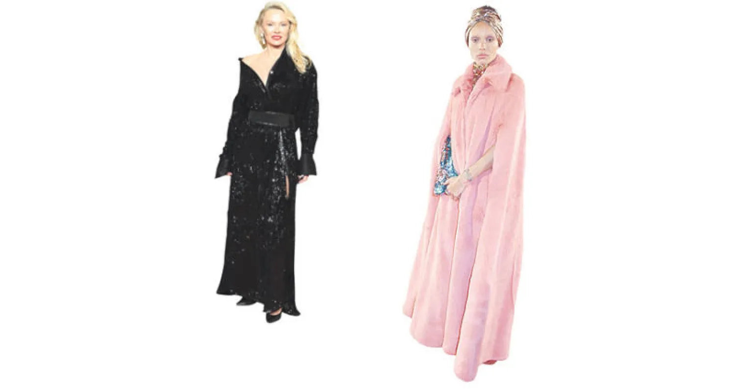 الممثلة باميلا أندرسون لدى حضورها الحفل - أدوا أبوا الفائزة بجائزة عارضة أزياء العام لدى وصولها بمعطف على شكل «كاب» من دار «بيربري»