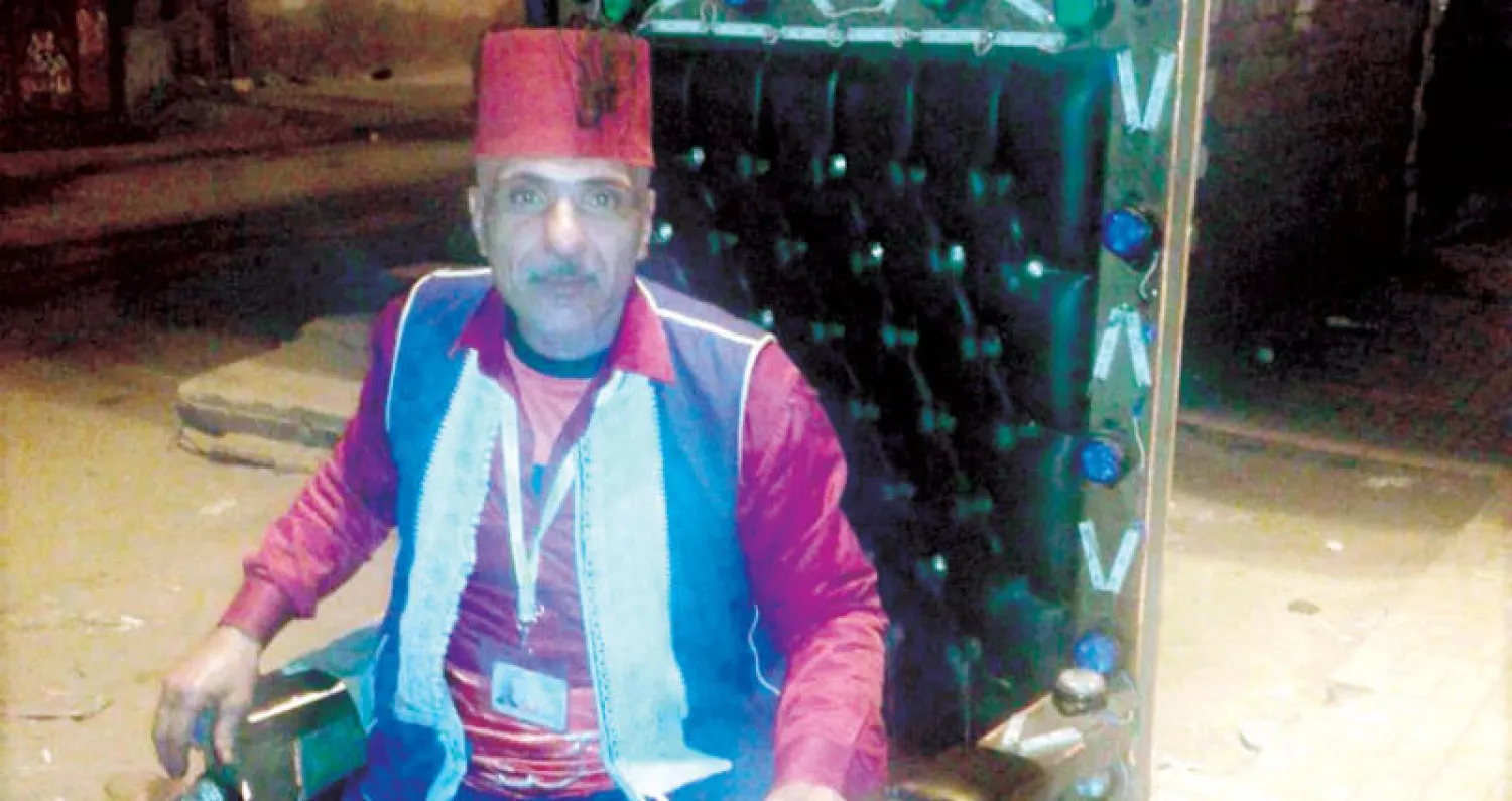 {صائد الغبار} على كرسيه الأثير