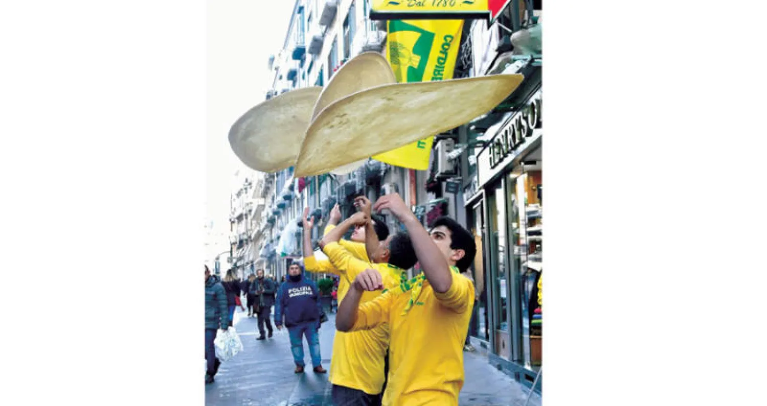 إيطاليون يحتفلون بقرار اليونيسكو أمس (أ.ف.ب)