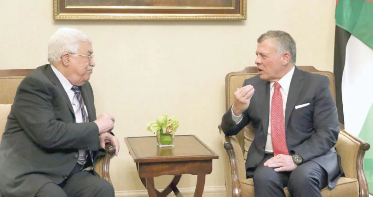 العاهل الأردني الملك عبد الله الثاني خلال لقائه مع الرئيس عباس في عمان أمس (أ.ف.ب)