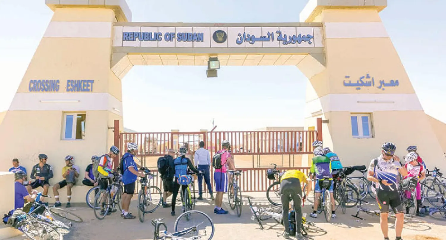 مدخل معبر اشكيت على الحدود المصرية ـ السودانية ({الشرق الأوسط})