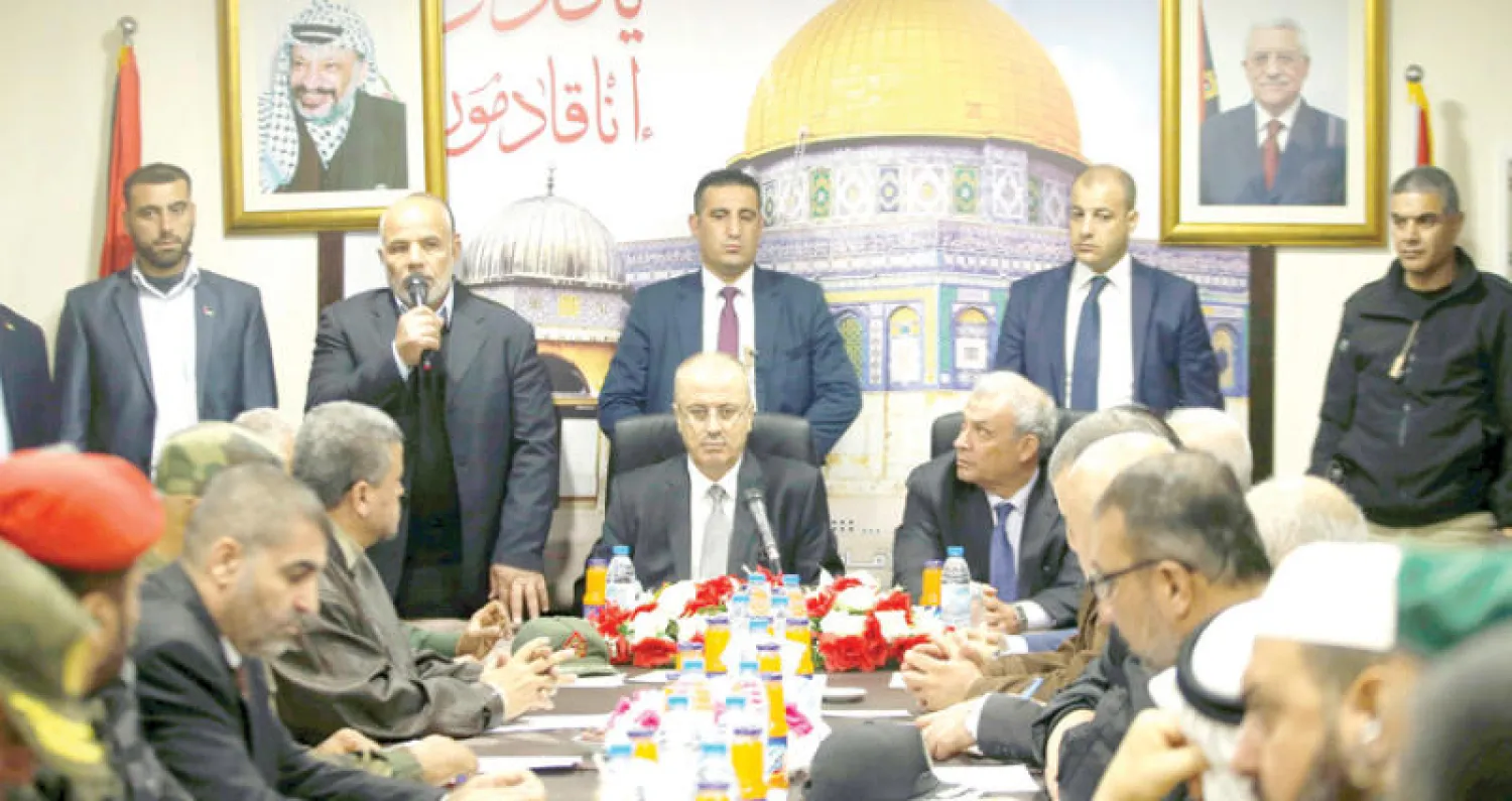 رئيس الوزراء الفلسطيني رامي الحمد الله خلال ترؤسه أول اجتماع أمني في غزة أمس (رويترز)