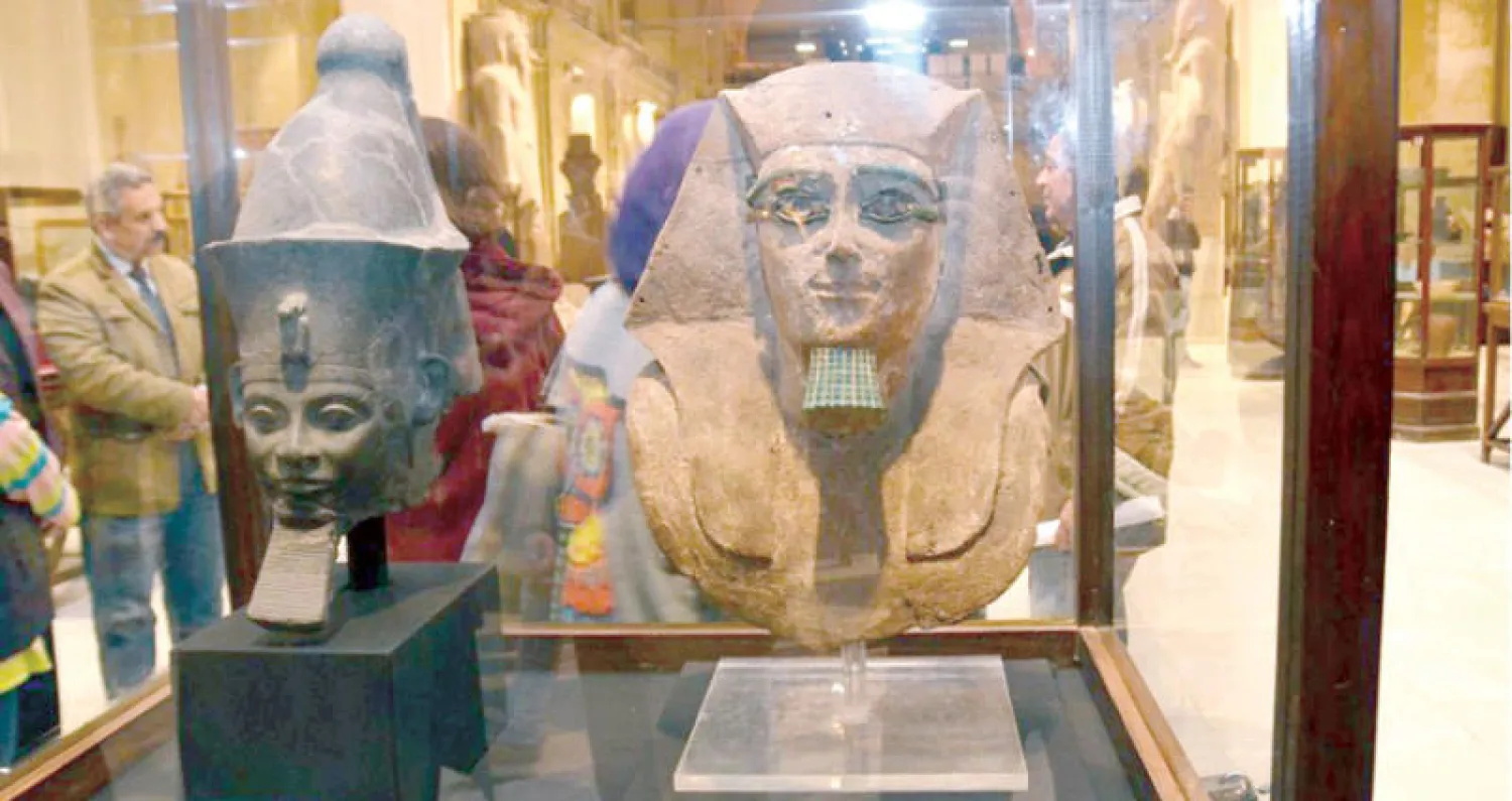 قناع الملك حور (يمين) ورأس الملك سنوسرت الرابع من القطع المعروضة ({الشرق الأوسط})