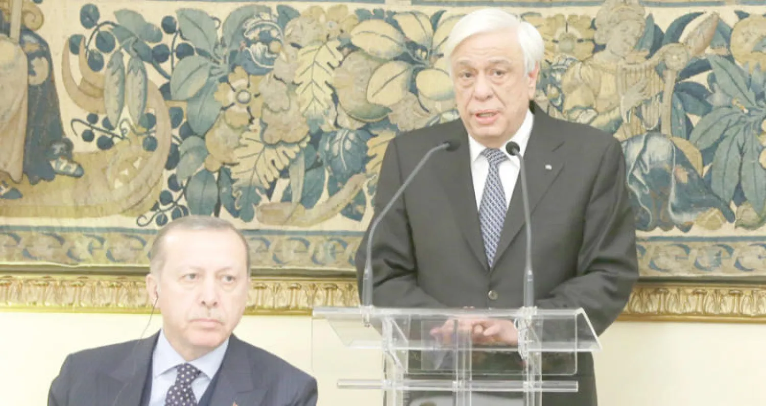 مواجهة أمام الكاميرات بين رئيس الجمهورية اليونانية بروكوبيس بافلوبولوس  وضيفه التركي  الرئيس أردوغان حول معاهدة لوزان (أ.ب)