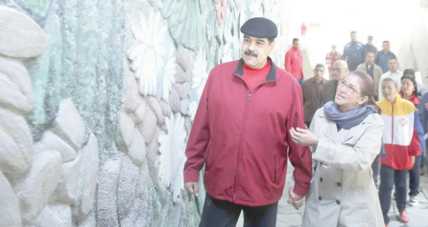 الرئيس الفنزويلي نيكولاس مادورو مع زوجته في فندق تديره الدولة في العاصمة كراكاس أمس (رويترز)